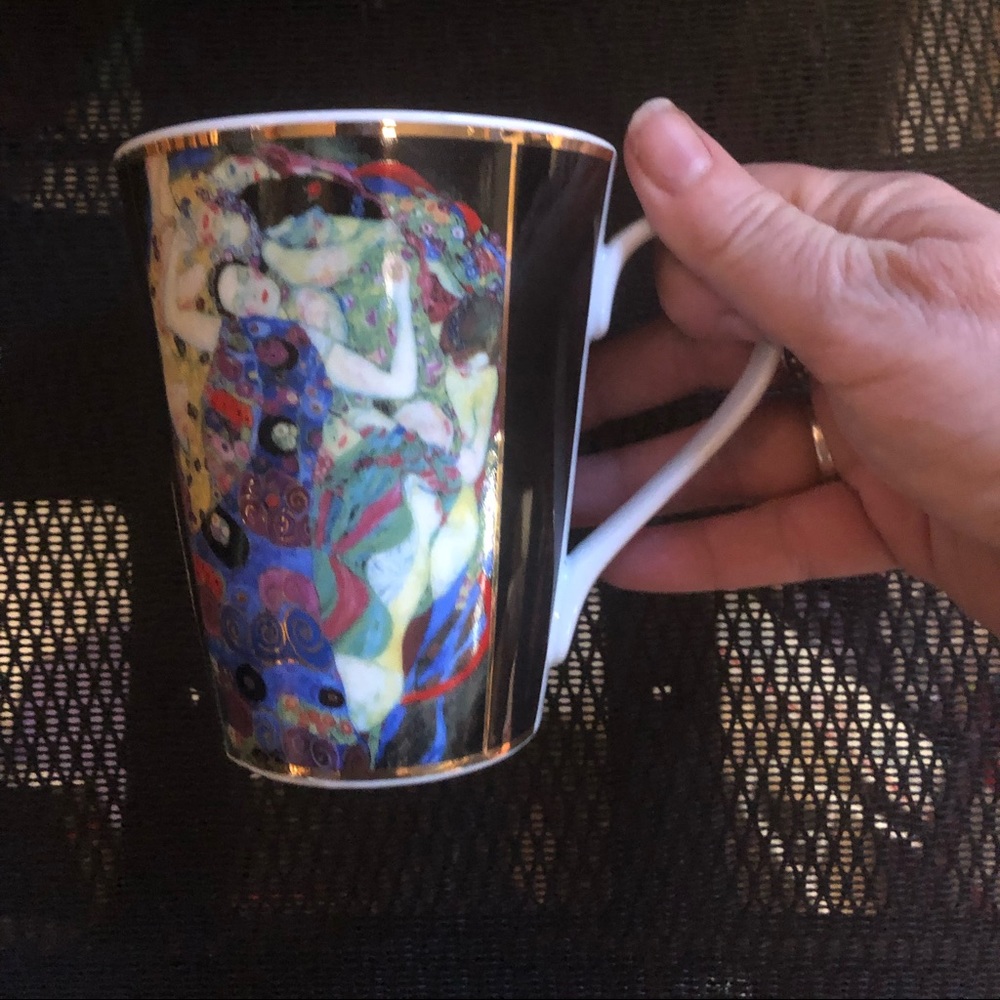 Got a small crack -the Kiss by Gustav Klimt-Mug- 531 $15 or $12 w/offer
